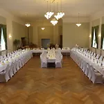 Und Roter Hirsch Claußnitz