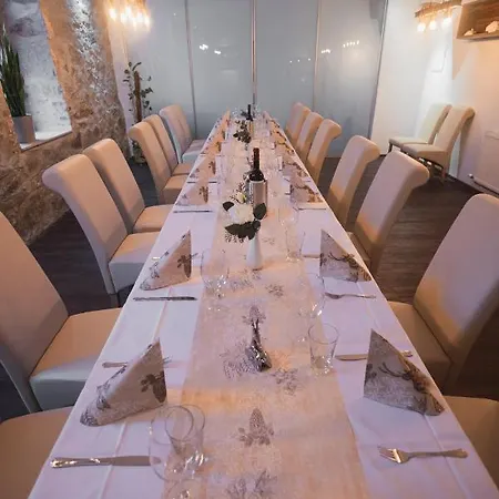 Und Roter Hirsch Gæstehus Claußnitz