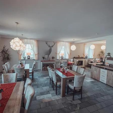 Und Roter Hirsch Claußnitz