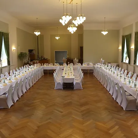 Und Roter Hirsch Claußnitz