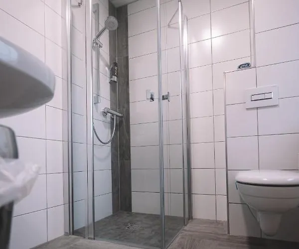 ゲストハウス Und Roter Hirsch Claußnitz