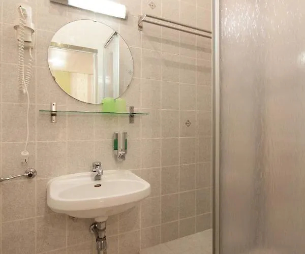 Und Roter Hirsch Gasthof 3*