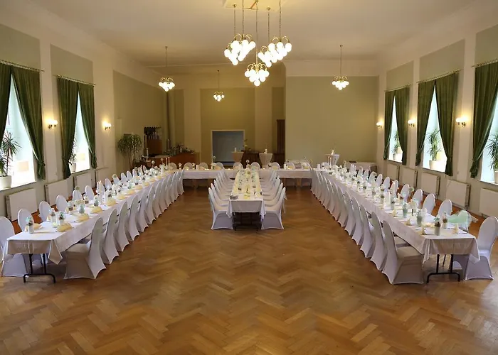 Und Roter Hirsch Claußnitz